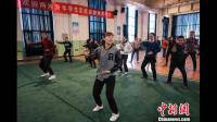 北京体育大学武术学院毕业的武术运动员，可以系统学习格斗（搏击）成为一名武术运动员，综合格斗运动员吗？