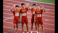 运动会男子4x100m接力决赛中，中国队以37.79秒的成绩再创佳绩。平均每位运动员用时多长